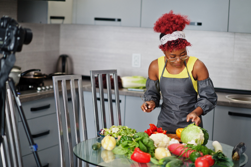 african-american-woman-filming-fais-toi-aider